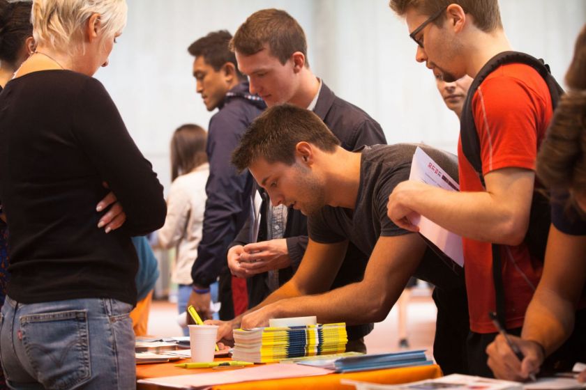 Un étudiant sur le stand du CROUS.