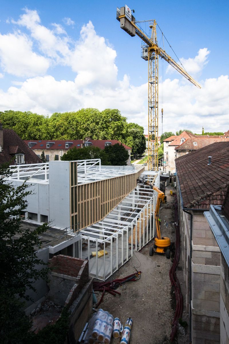 Vue extérieure de l'amphithéâtre en construction.