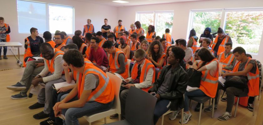 Etudiants en visite à l'usine Velux