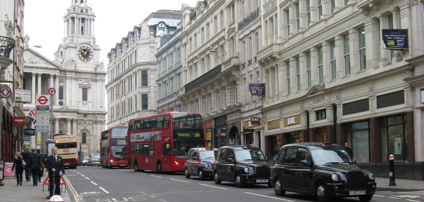 Vue d'une rue londonnienne avec des bus à étages et des taxis