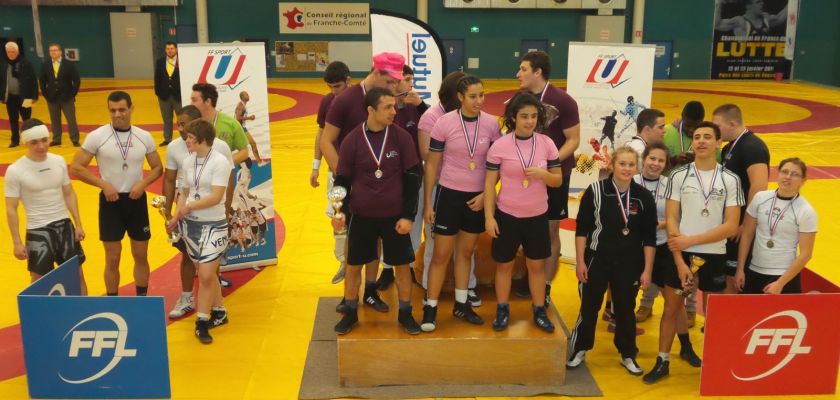 Des lutteurs sur deux podiums