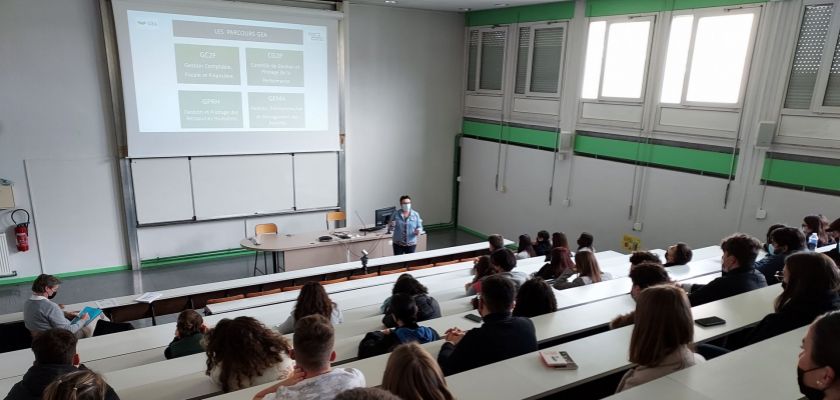 Les élèves du lycée Cournot en amphi à l'IUT