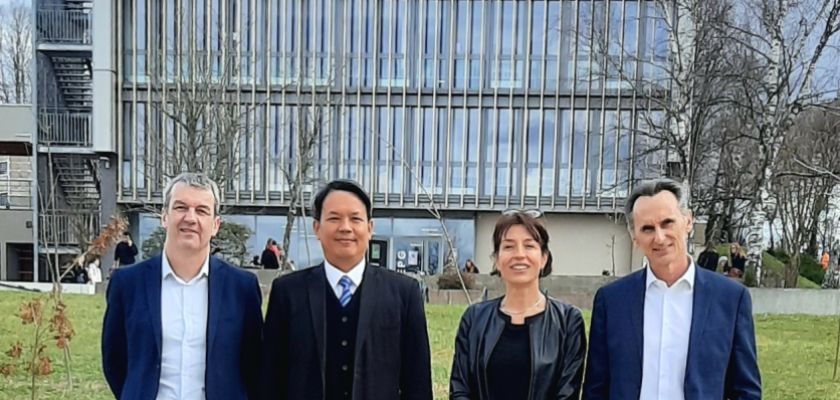 Le Professeur Pokpong Sisrannit, entouré de Mme la Proffesseure Béatrice Lapérou-Scheneider, M. Christophe Geslot, directeur du CRJFC et M. Christophe Lang directeur de l'UFR SJEPG