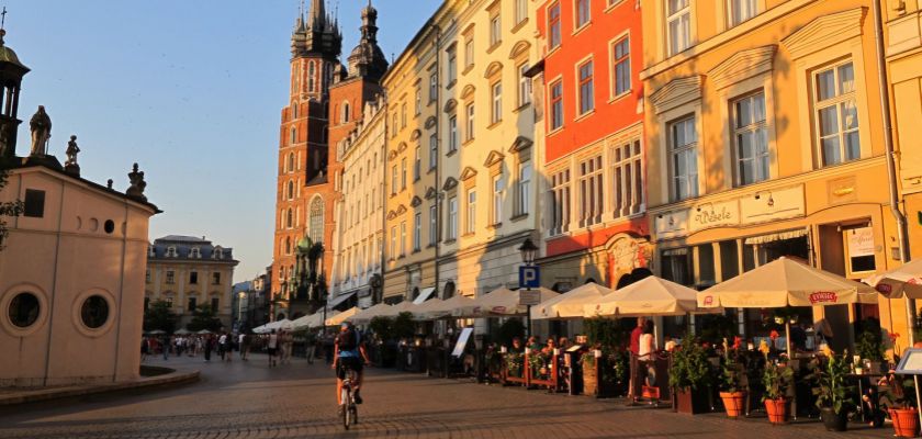 Une place de Cracovie avec vue sur la cathédrale Sainte Marie