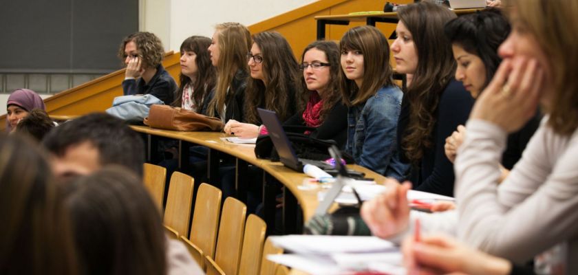 Un groupe de lycéennes installées en amhithéâtre