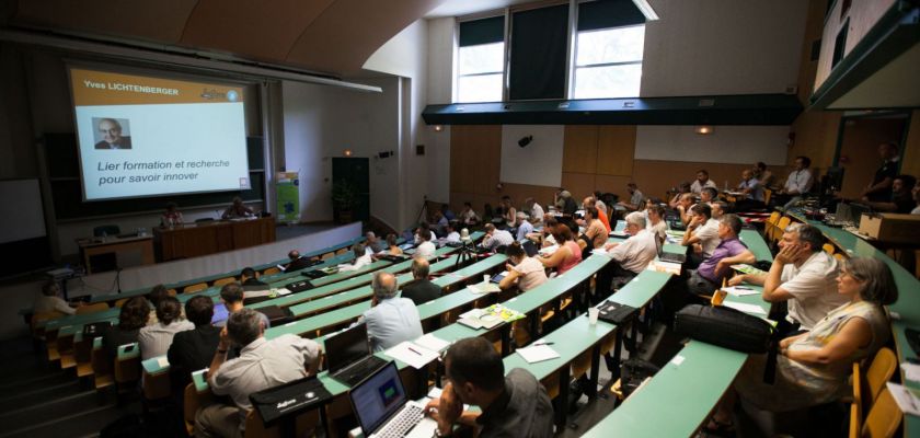 Un colloque en amhithéâtre.