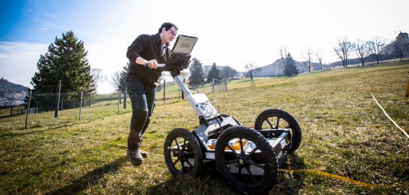 Un étudiant pousse un géoradar à la Citadelle.