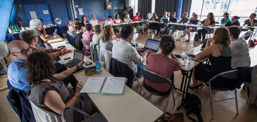 De nombreuses personnes autour d'une table en réunion.