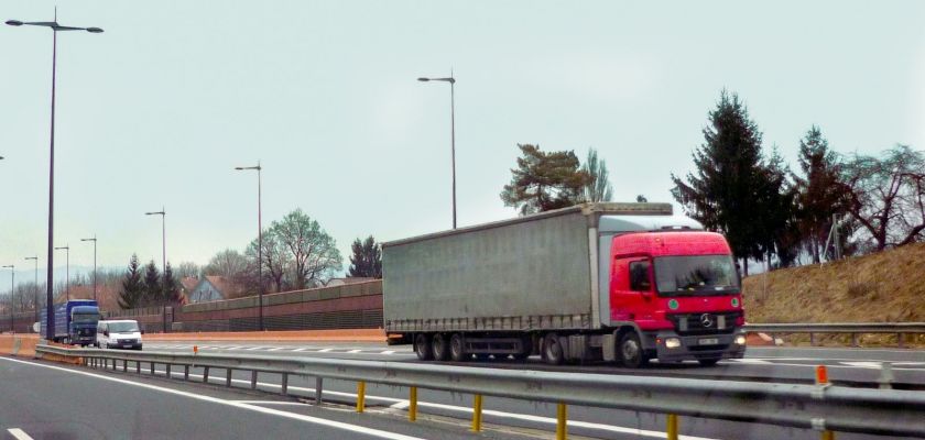 Des camions sur l'autoroute