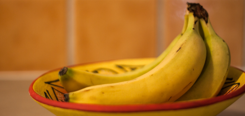Des bananes dans un récipient.