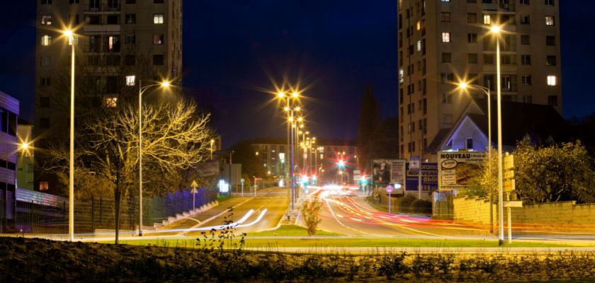 Vue de Besançon la nuit, phares des voitures.