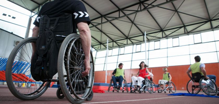 Plusieurs personnes en fauteuil roulant en train de disputer un match.