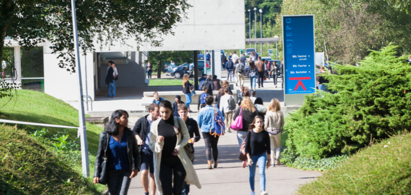 Des étudiants à côté de l'UFR SJEPG