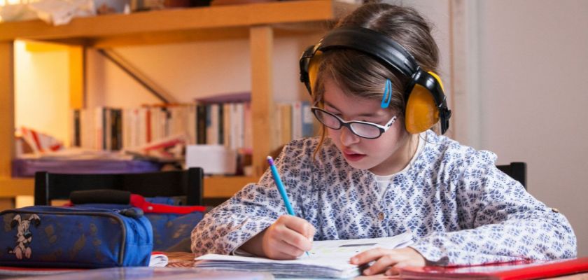 enfant avec un casque anti-bruit