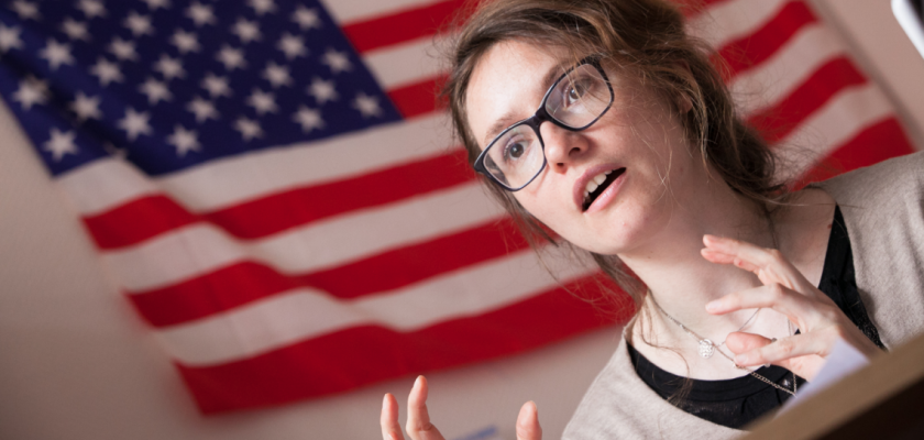 Portrait d'Adrienne Boutang devant un drapeau américain