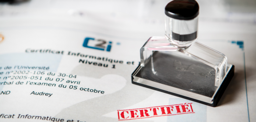 Un tampon "certifié" sur un diplôme.