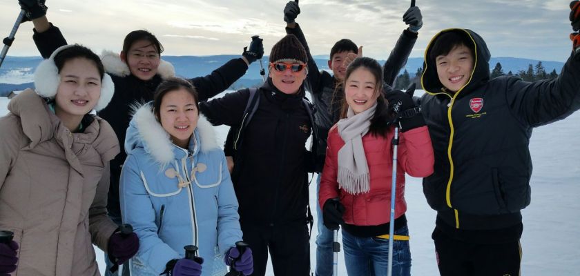 Un groupe d'étudiants chinois au ski