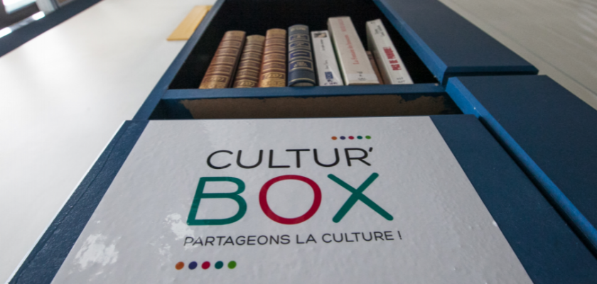 Une étagère avec une étiquette marquée Cultu'Box