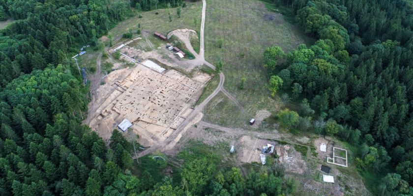 Vue aérienne d'un site de fouilles archéologiques : PC15 à Bibracte