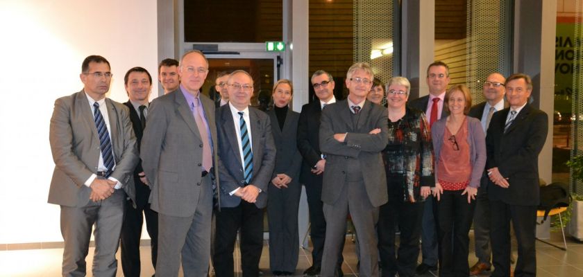 Un groupe de personnalités officielles pose lors du lancement de la SATT.