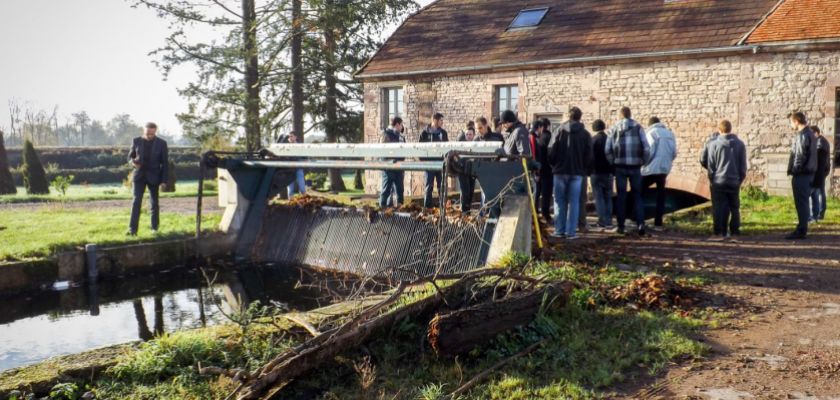 Les étudiants devant la centrale hydroélectrique