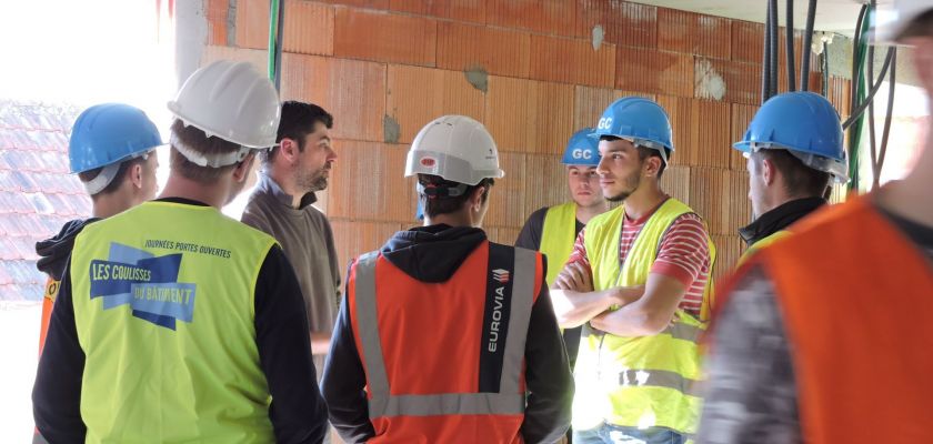 Les étudiants échangent avec le conducteur de travaux.