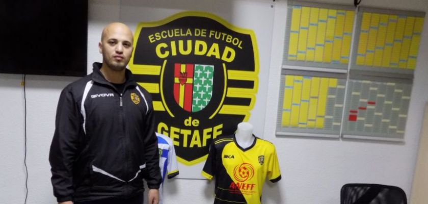 Samy Bouroumana dans les locaux de son club de football en Espagne