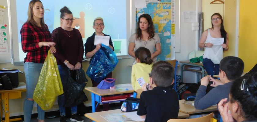 Cinq étudiantes devant une classe de primaire.