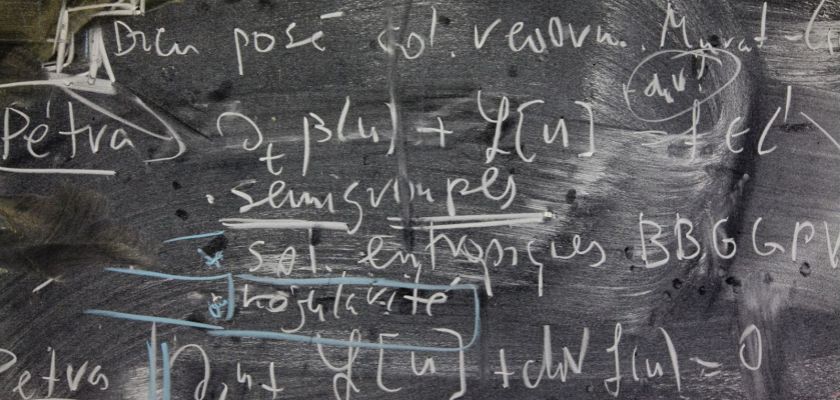 Écritures mathématiques sur un tableau noir