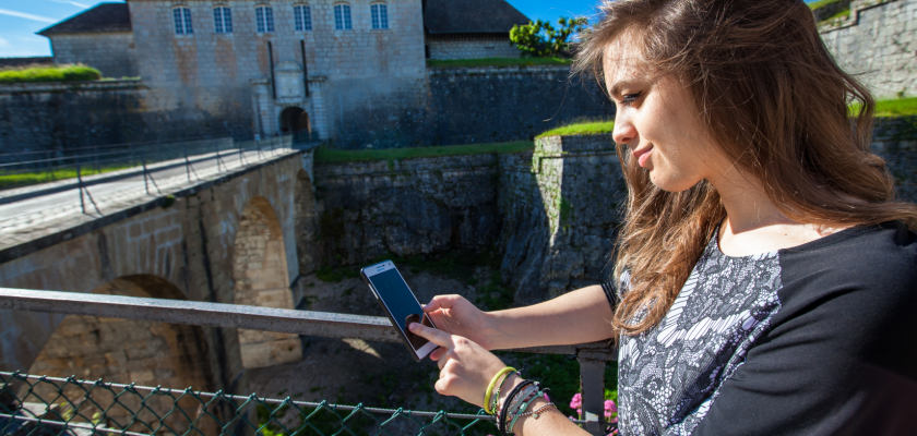 Elena teste l'appli devant la Citadelle