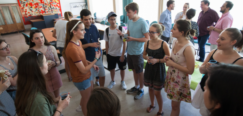 Un groupe d'étudiants en train de discuter.