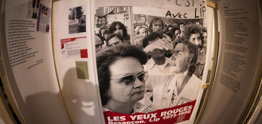 Affiche d'une manifestation dans une salle d'exposition.