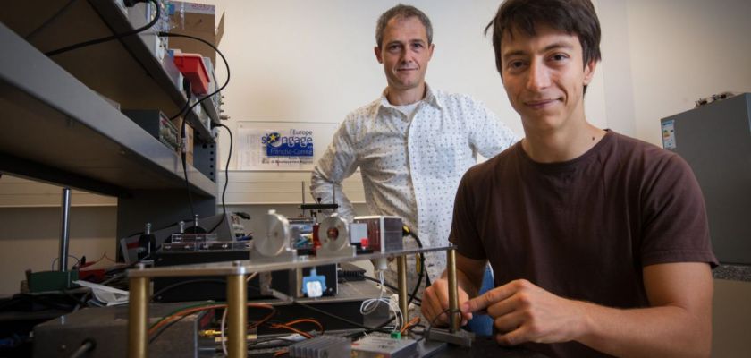 Bodgan Penkovsky et Laurent Larger devant un dispositif expérimental optique.