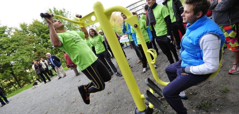 Des étudiants en train de tester les équipements sportifs.