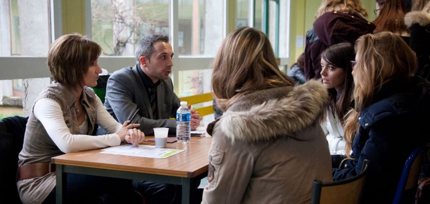 Des étudiants discutent avec des professionnels lors du forum