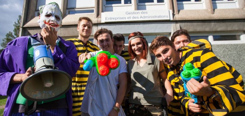 Un groupe d'étudiants déguisés.