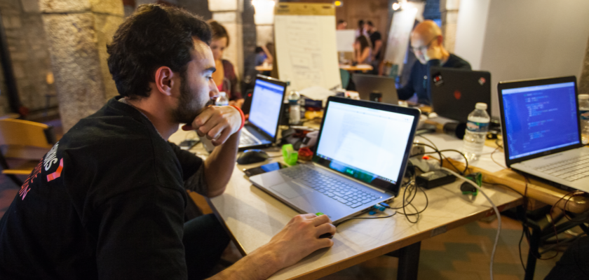 Une équipe en train de travailler sur un défi