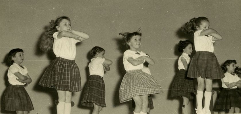 Photo d'archives : des fillettes en mouvement.