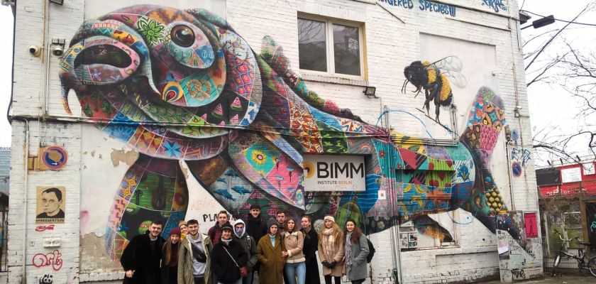 Etudiants devant tag à Berlin