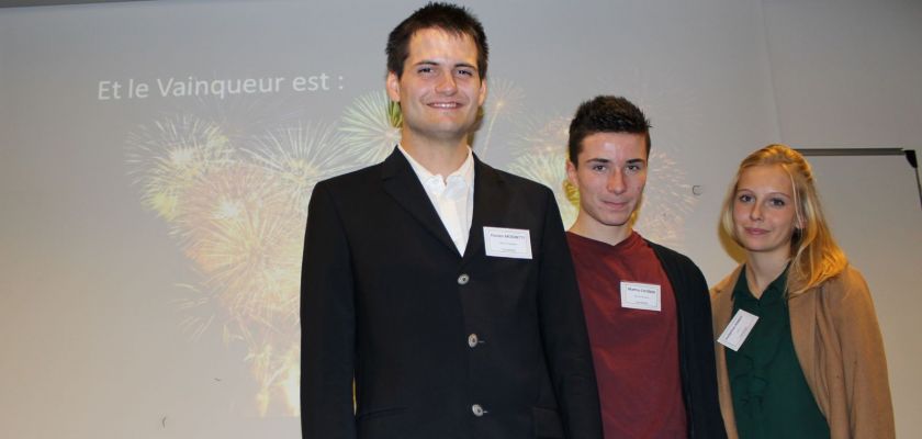 Trois étudiants sourient devant l'objectif