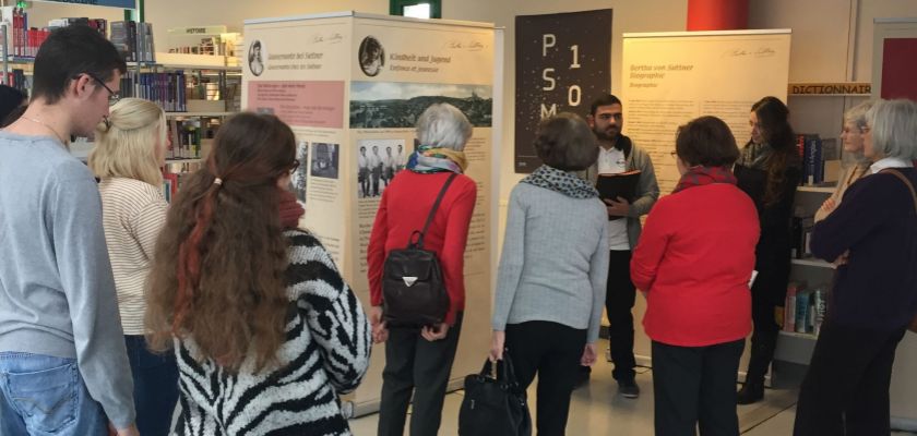 des étudiants devant une exposition