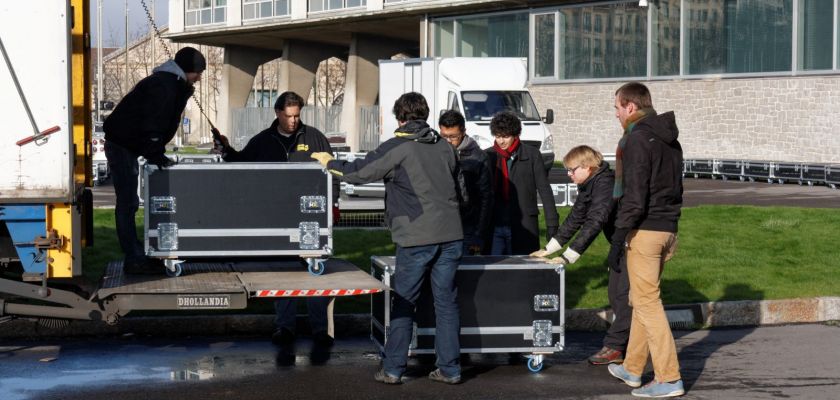 Les bénévoles déchargent un camion