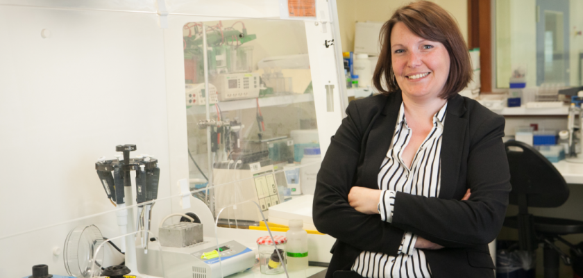 Portrait de Marina Deschamps dans son laboratoire