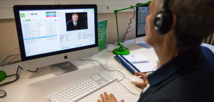 Une enseignante utilisant l'un des postes de consultation INA-CNC