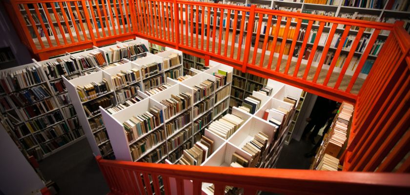 Bibliothèque pleine de livres avec mezzanine