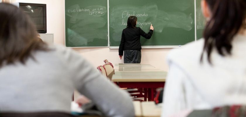 professeur de dos pendant un cours d'anglais