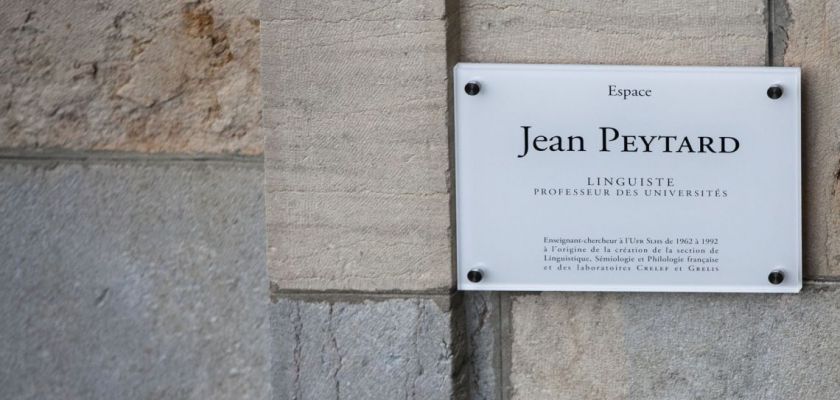 Une plaque commémorative au nom de Jean Peytard sur un mur.