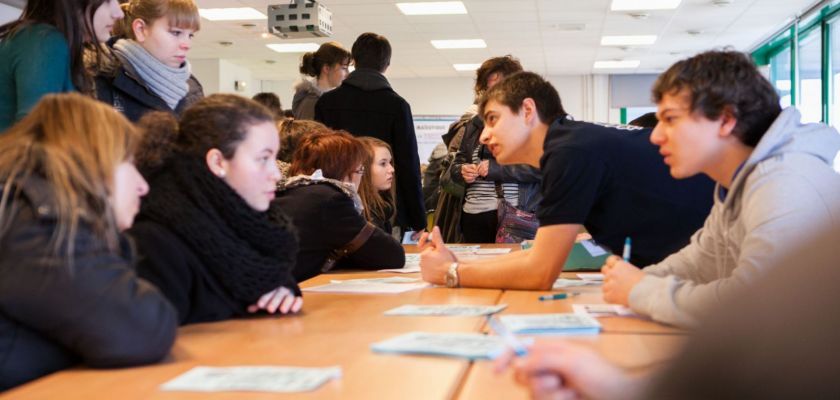 Des étudiants autour d'une table lors des journées portes ouvertes