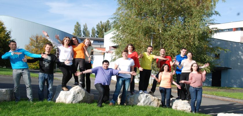 Un groupe d'étudiants pose devant les locaux de l'IUT.