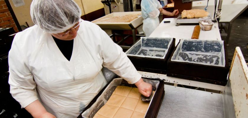 L'intérieur d'une fabrique de pâtisseries artisanales.